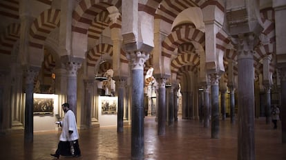 Un monaguillo bajo los arcos bicolor de la Mezquita de C&oacute;rdoba.