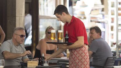 Un camarero atiende una mesa en un restaurante de la localidad malagueña de Ronda.