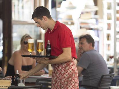 Un camarero atiende una mesa en un restaurante de la localidad malague&ntilde;a de Ronda.
