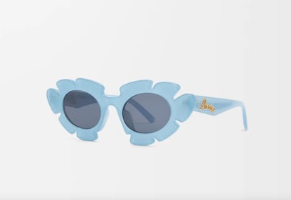 Loewe está detrás de las gafas de sol más buscadas cada temporada. Diseños como este con montura en forma de flor, en un delicado azul claro y con cristales a juego, tienen la culpa.