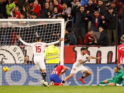 Isaac Romero celebra el tanto del Sevilla ante el Atlético de Madrid.