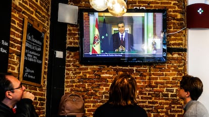 Varias personas siguen este lunes la comparecencia de Pedro Sánchez en un bar de Madrid.