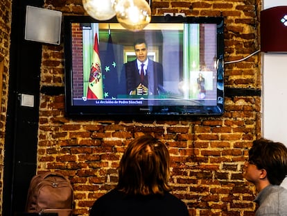 Varias personas siguen este lunes la comparecencia de Pedro Sánchez en un bar de Madrid.