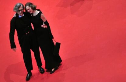 El director alemán Wim Wenders y su esposa Donata Wenders en la alfombra roja antes de la presentación de su película sobre la coreógrafa Pina Bausch.