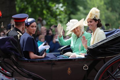 El desfile de 2019 fue el último al que acudieron los duques de Sussex, el príncipe Enrique y Meghan Markle, antes de apartarse de sus funciones en la Corona y trasladarse a Estados Unidos. En la fotografía, junto a Kate Middleton y Camila Parker.