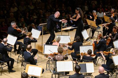 El director François-Xavier Roth dirigiendo el ‘Concierto para violín’, de Beethoven, con la violinista Chouchane Siranossian, en una imagen de archivo.