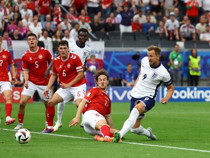 Con este remate Kane adelantó a Inglaterra ante Dinamarca (1-1).