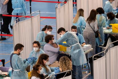 Sanitarios administran la vacuna AstraZeneca en el pabellón deportivo del SADUS de la Universidad de Sevilla.