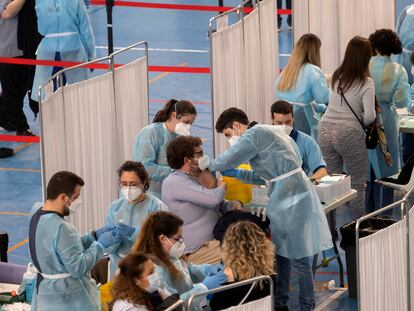 Sanitarios administran la vacuna AstraZeneca en el pabellón deportivo del SADUS de la Universidad de Sevilla.