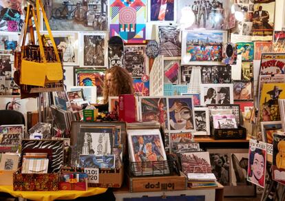 El mercado de Brooklyn Flea, uno de los mejores de la ciudad, ofrece tesoros del pasado y el presente en Brooklyn: discos, carteles de los años treinta, ropa vintage, joyas, artículos del hogar, arte, piezas de colección antiguas, artesanía... También se instalan varios vendedores de comida, con el objetivo de que los compradores no pasen nada de hambre. La ubicación del mercadillo cambia según el momento del año, conviene consultarlo en brooklynflea.com.