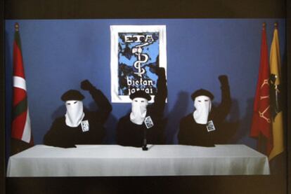 Imagen del vídeo en el que tres etarras anunciaron el fin de la violencia.