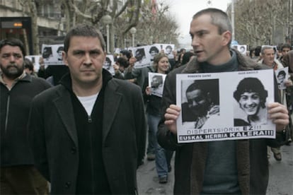 Joseba ?lvarez, Arnaldo Otegi y Joseba Permach, durante una manifestacin hoy en San Sebastin por la huelga.