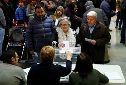 Una señora deposita su voto en un colegio en VIc