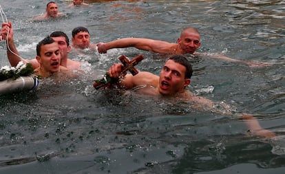 Cristianos ortodoxos practicantes nadan en busca de una cruz en el río Danubio, en Belgrado (Serbia) durante las celebraciones de la Epifanía.