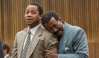 El actor Cuba Gooding Jr. (como O.J. Simpson) y, a la derecha, Courtney B. Vance (como su abogado Johnnie Cochran), en una escena de la serie &#039;The People vs. OJ Simpson&#039;.