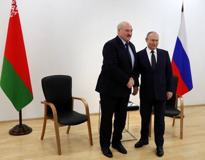 Lukashenko (izquierda) y Putin, este lunes en unas instalaciones de la agencia espacial Roskosmos, en la región rusa de Amur.