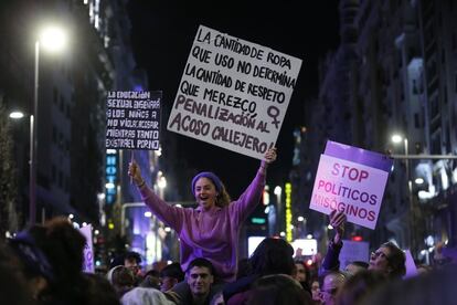 El 8 de marzo de 2019 fueron las estudiantes las que comenzaron a tirar de la movilización por la mañana, cuando miles de jóvenes tomaron las calles de Barcelona entre las plazas Universidad y Sant Jaume, y de Madrid, en los alrededores de la Puerta del Sol. En la imagen, una joven sujeta dos carteles durante el paso de la manifestación por Gran Vía, en Madrid.