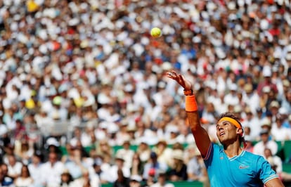 Nadal sirve durante el partido contra Dimitrov.