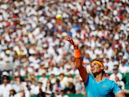 Nadal sirve durante el partido contra Dimitrov.