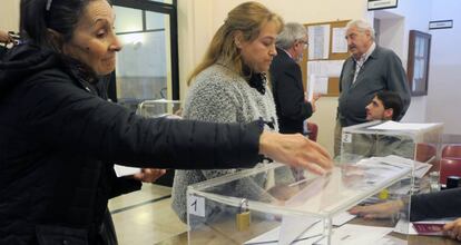 Una española residente en Argentina vota en urnas instaladas en el consulado de España en Buenos Aires.