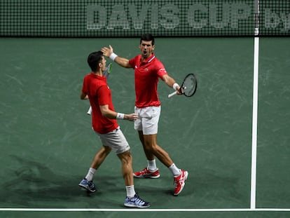 Djokovic y Cacic celebran su victoria ante Kazajistán en el Madrid Arena.