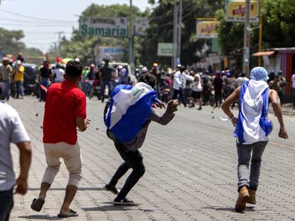 Varios manifestantes se enfrentan a seguidores de Daniel Ortega.