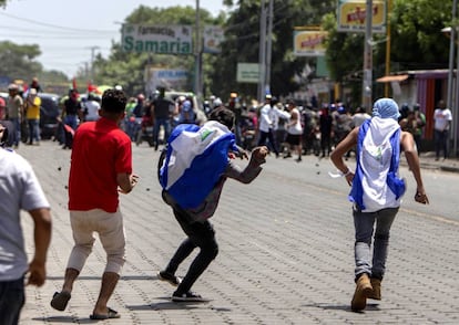 Varios manifestantes se enfrentan a seguidores de Daniel Ortega.