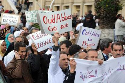 Funcionarios y personal del sector sanitario durante una huelga ayer en Argel.