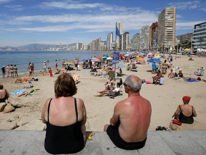 Turistas en una playa de Benidorm (Alicante).