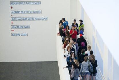 Un grupo de visitantes del Macba, en la jornada de anoche.