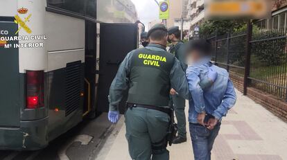 Miembros de la Guardia Civil conducen a uno de los ciudadanos vietnamitas detenidos en la operación Yantai.