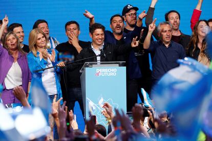 El gobernador reelecto de la provincia de Buenos Aires, Axel Kicillof, celebra su victoria en las elecciones, este domingo.