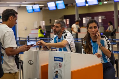 Seguidores de Argentina que intentan tomar el anteúltimo vuelo a Doha de Aerolíneas Argentinas, para estara estar cerca de la final del Mundial.
