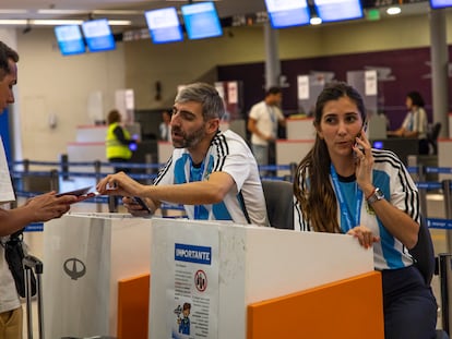 Seguidores de Argentina que intentan tomar el anteúltimo vuelo a Doha de Aerolíneas Argentinas, para estara estar cerca de la final del Mundial.