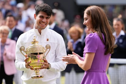 Alcaraz recibe el trofeo de campeón de manos de la Princesa de Gales, este domingo en la Centre Court.