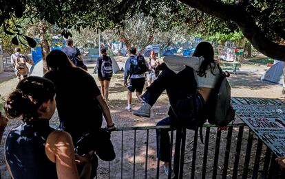 Los estudiantes de la Universitat de València saltan la valla para llegar a la facultad de Filosofía y Ciencias de la Educación, este jueves en Valencia.