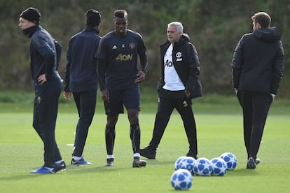 El Manchester United, sumido en una profunda crísis, despide al entrenador portugués. En la imagen, José Mourinho observa a los jugadores del equipo inlglés, en una sesión de entrenamiento en el complejo Carrington, en Manchester (Reino Unido).