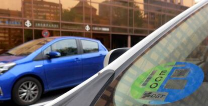 El próximo 24 de abril entra en vigor la obligatoriedad de llevar el distintivo ambiental de la Dirección General de Tráfico (DGT) para circular por la ciudad de Madrid.