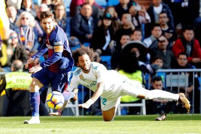 Leo Messi corre descalzo en el Bernab&eacute;u.