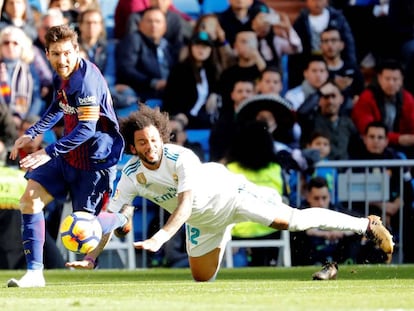 Leo Messi corre descalzo en el Bernab&eacute;u.