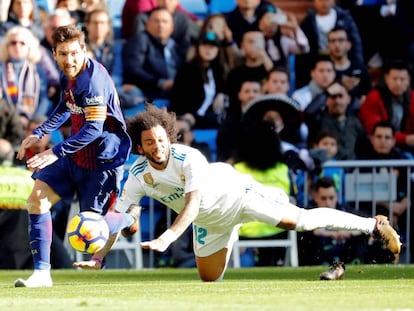 Leo Messi corre descalzo en el Bernab&eacute;u.