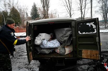 Agentes de policía retiran los cadáveres de varias personas tras un ataque aéreo en Kiev, este miércoles. La invasión rusa en Ucrania ha causado ya la muerte de 2.000 civiles, según han asegurado este miércoles los servicios de emergencia del país.