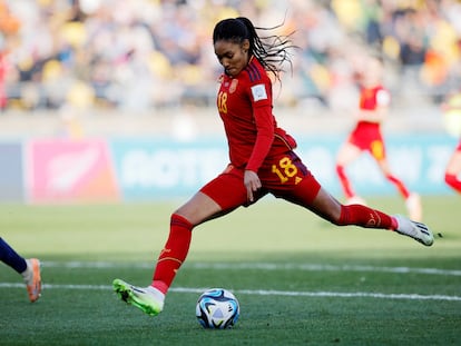 Salma Paralluelo golpea el balón durante el partido entre España y Países Bajos de este viernes.