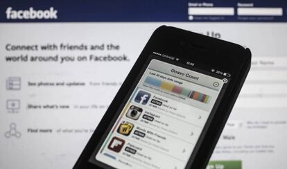 Un móvil muestra una cuenta de Onavo frente a una pantalla de ordenador en la que aparece la página de inicio de Facebook en Tel Aviv (Israel).