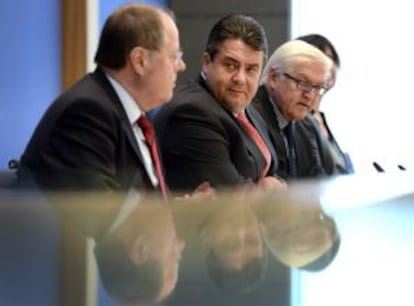 El líder del SPD, Sigmar Gabriel, flanqueado por Steinbrueck , a la izquierda, y Steinmeier.