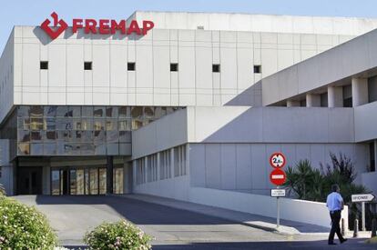 Un guardia de seguridad pasa delante del hospital de Fremap en Sevilla