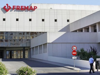 Un guardia de seguridad pasa delante del hospital de Fremap en Sevilla