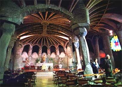 Una vista del interior de la cripta de la colonia Güell, en Barcelona, obra de Antoni Gaudí.