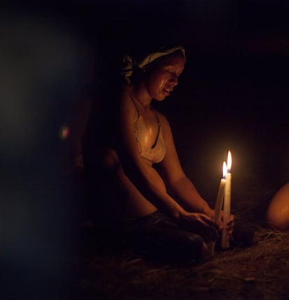 En Totonicapán, en el Altiplano de Guatemala, Rebeca Us, de 21 años, es preparada por una comadrona dentro del Temascal, la sauna maya, para tener su tercer hijo que nacerá en un mes. Las parteras atienden la mitad de los alumbramientos de Guatemala. 