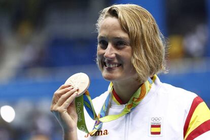 Mireia Belmonte amb la medalla de bronze guanyada en els 400 estils.